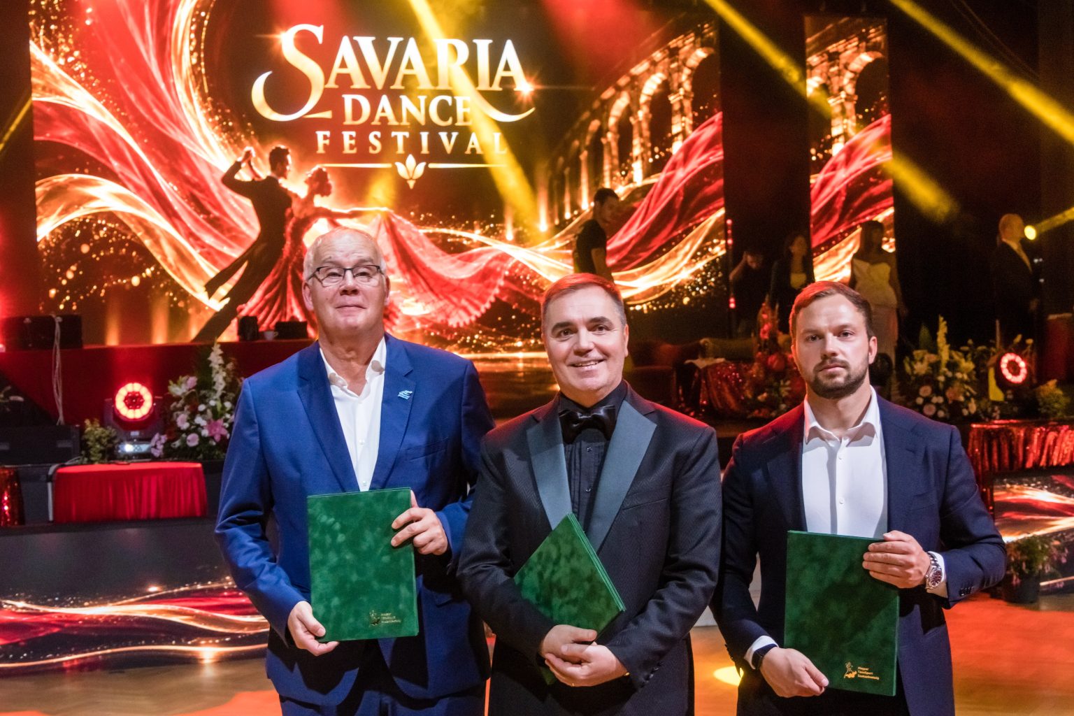 Szombathely, 2026. szeptember 27.Wladár Sándor, a Magyar Úszó Szövetség elnöke, Zsámboki Marcell István, a Magyar TáncSport Szakszövetség elnöke és Dala Soma (b-j) a Magyar Golf Szövetség elnöke a Magyar Úszó Szövetség, a Magyar Golf Szövetség és a Magyar TáncSport Szakszövetség a tehetséges fiatalok támogatására, valamint a magyar sport- és kulturális élet hazai és nemzetközi szintû megerõsítésére irányuló együttmûködési megállapodás aláírásán, az 58-ik Savaria Nemzetközi Táncverseny keretében, a szombathelyi AGORA Mûvelõdési és Sportházban 2026. szeptember 27-én.MTI/Katona Tibor